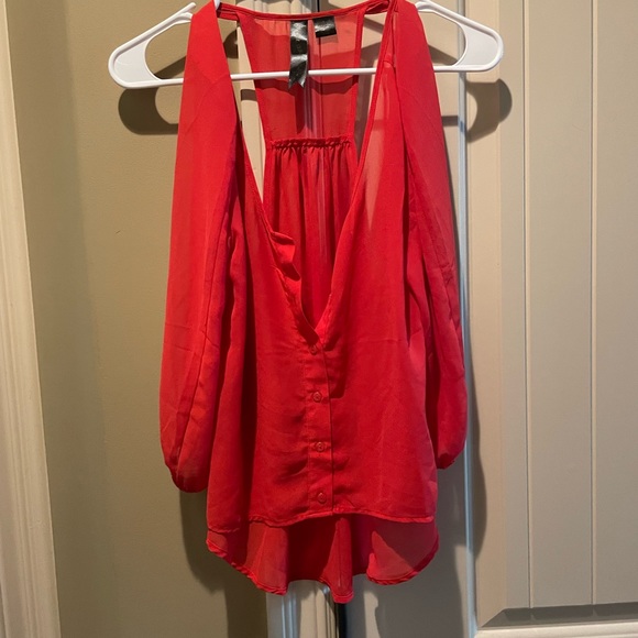 Red cropped , sheer 3/4 sleeved boutique top - Picture 4 of 6
